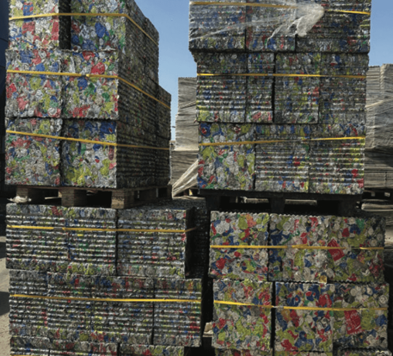 علب المشروبات المستعملة